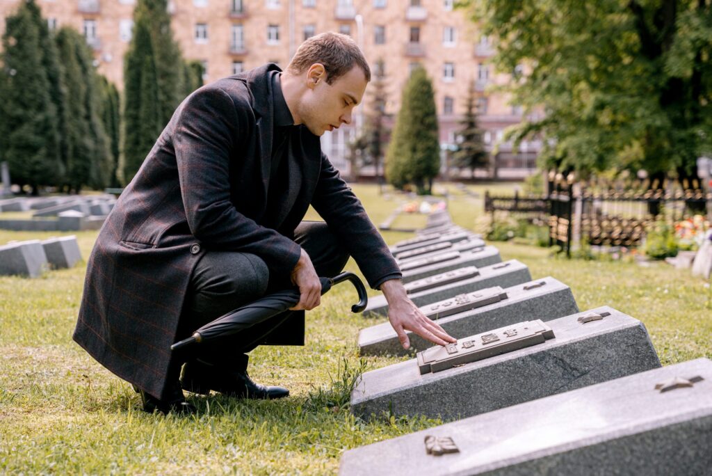 Auch Urnengräber gibt es als Grabart auf einem Friedhof.